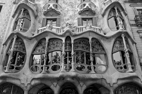 black-and-white-castle-gaudi-gothic-home-house-Favim.com-66807.jpg