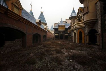$China-Abandoned-Fake-Disneyland.jpg
