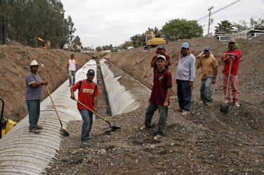 $800px-Mexican_construction_workers.jpg