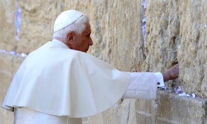 $Pope prayer at wailing wall.jpg