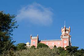 plan_portugal_sintra_pena_palace_pink_watchtowers_against_blue_sky_w_cloud_p9284577.jpg