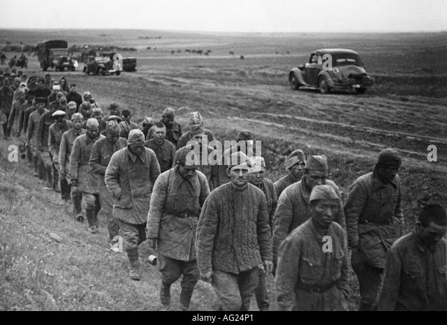 events-second-world-war-wwii-prisoners-of-war-russia-column-of-captured-ag24p1.jpg