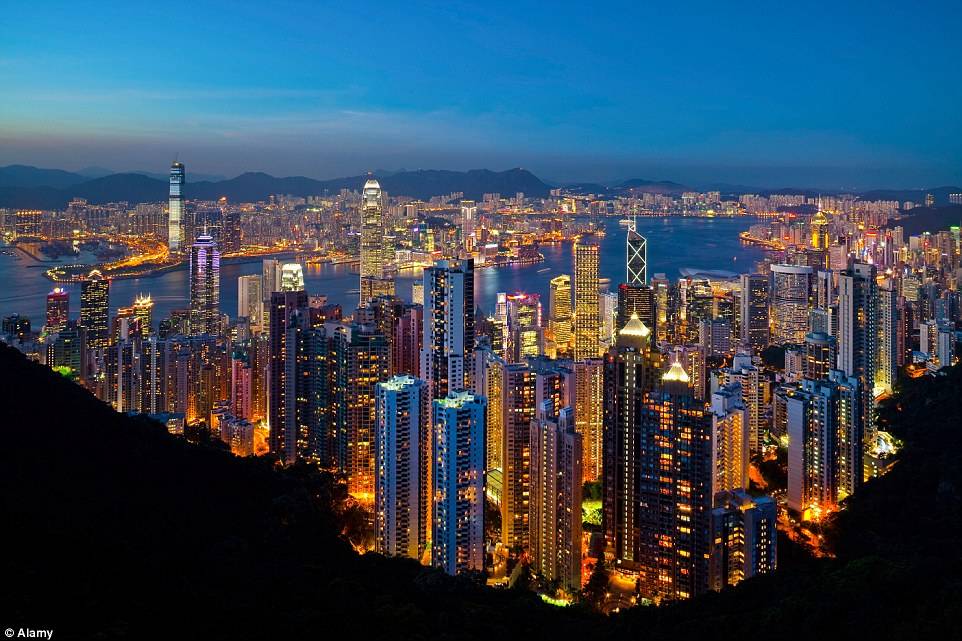 27983C8300000578-3039921-Visible_from_Victoria_Peak_in_Hong_Kong_the_cluster_of_skyscrape-a-2_1429432041889.jpg