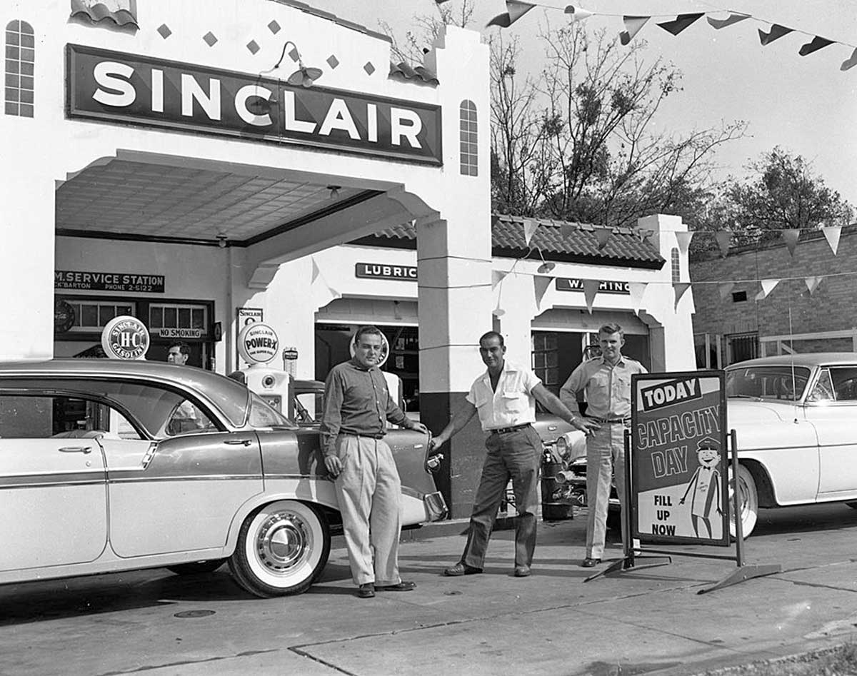 Sinclair-Gas-Station-and-Fifties-Cars.jpg