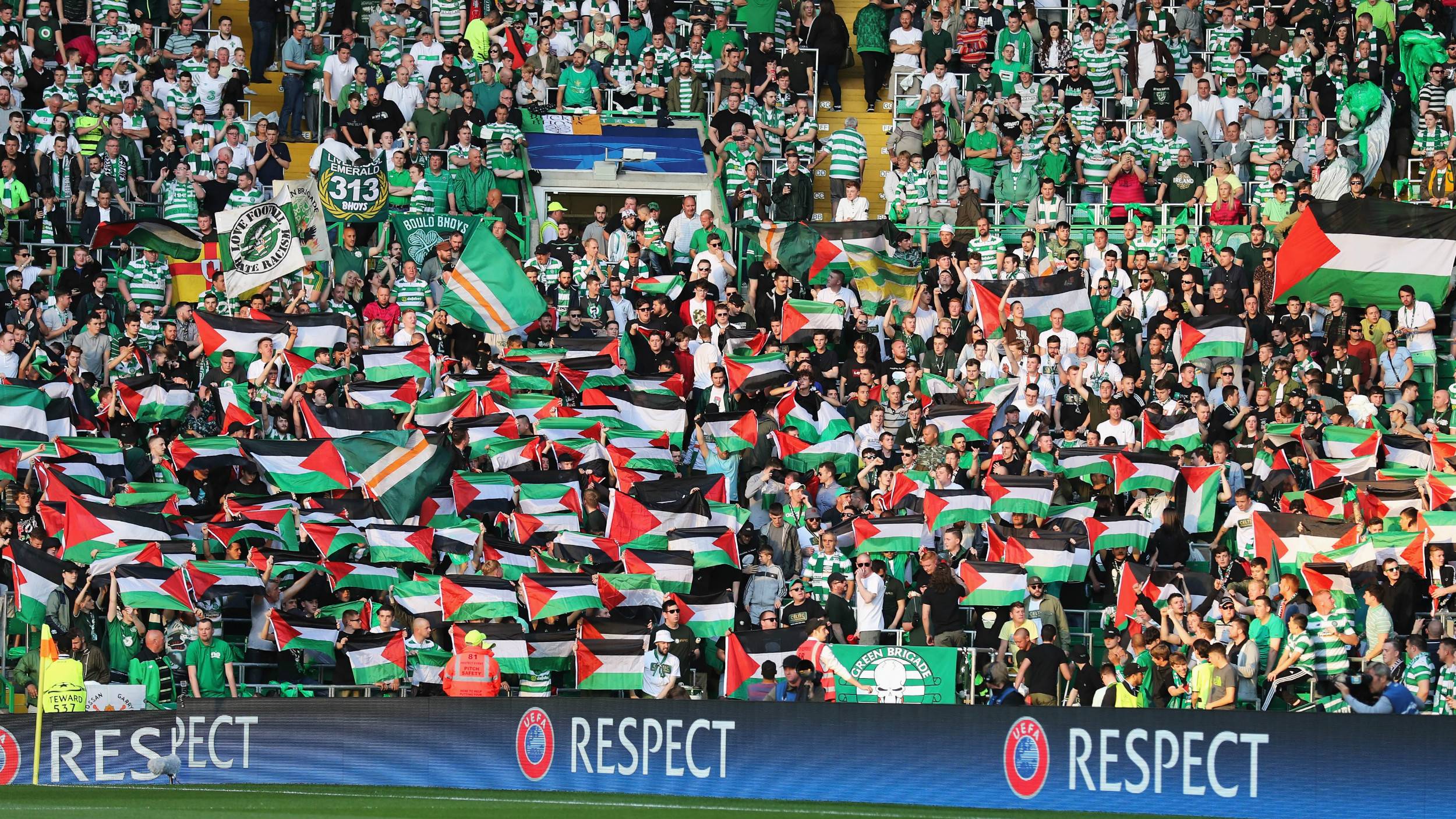 celtic-fans-palestine-flags_egrilgruha4f1f164t16kpqgr.jpg