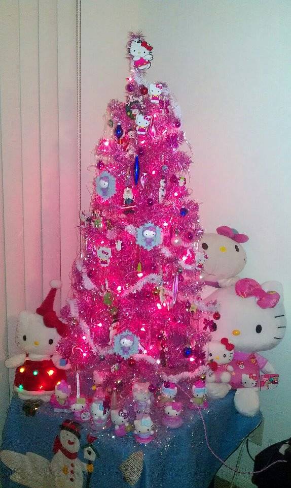 Hello-Kitty-pink-Christmas-tree.jpg