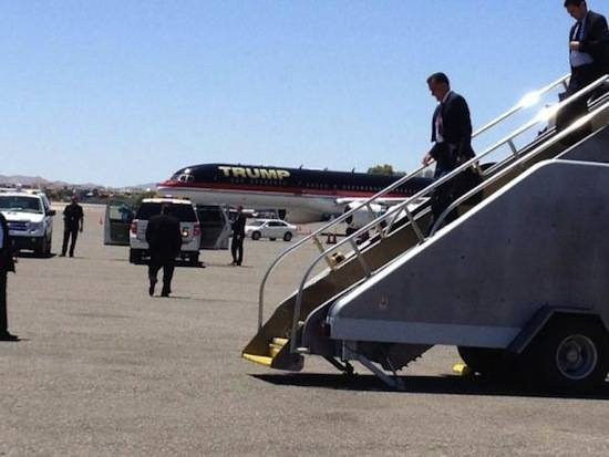 Mitt_Romney_deboarding_plane_with_Trump_plane_in_view.jpg
