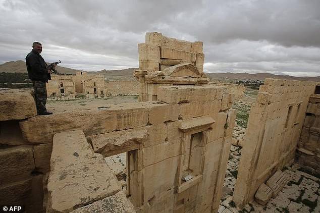 6YWZN70nY-HSK1-3081310-A_Syrian_policeman_stands_on_the_sanctury_of_Baal_in_Palmyra_130-a-5_1431675463888.jpg