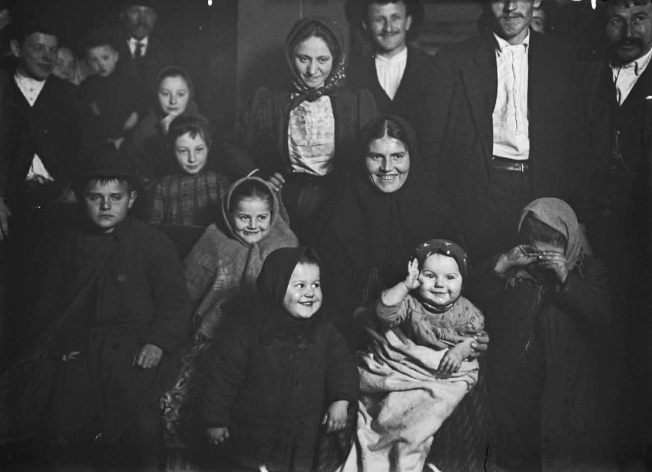 Lewis+Hine+-+Immigrants+-+Happy+Hungarian+mother,+Ellis+Island,+1905.jpg