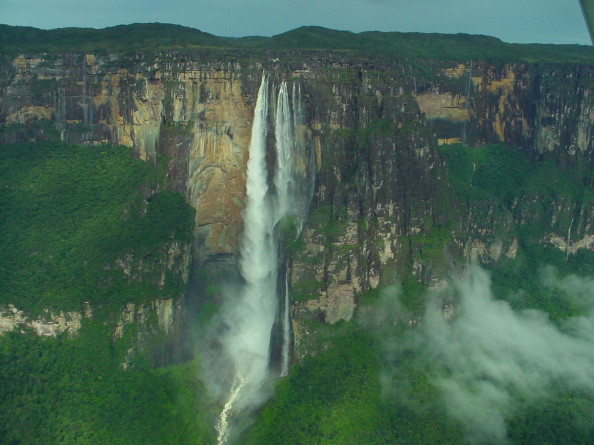 Angel_Falls_in_Canaima_National_Park_in_Venezuela1.jpg