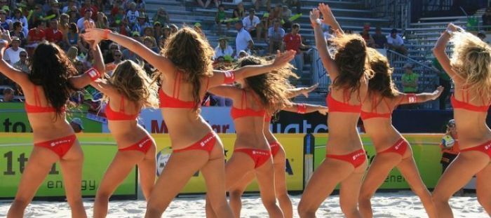 beach_volleyball_cheerleaders_02.jpg