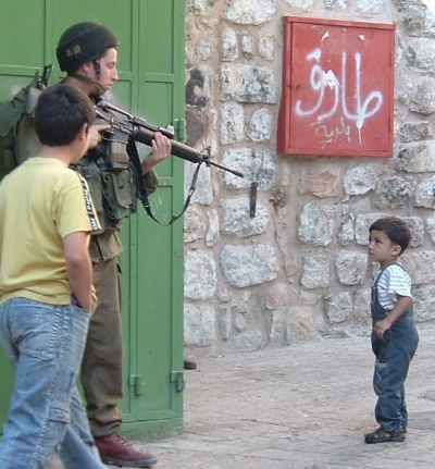 400_0___10000000_0_0_0_0_0_israeli_soldier_points_his_gun_at_a_palestinian_child_in_hebron_city__file_2007.jpg