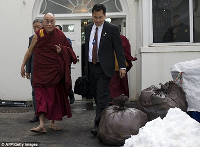 Dalai+Lama+With+White+House+Garbage.bmp