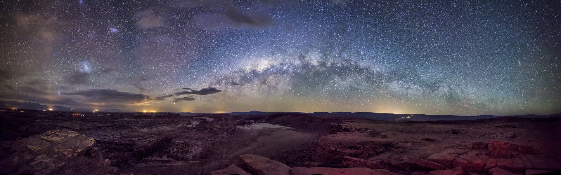 Milky-Way-over-Moon-Valley-600px-by-Rafael-Defavari.jpg