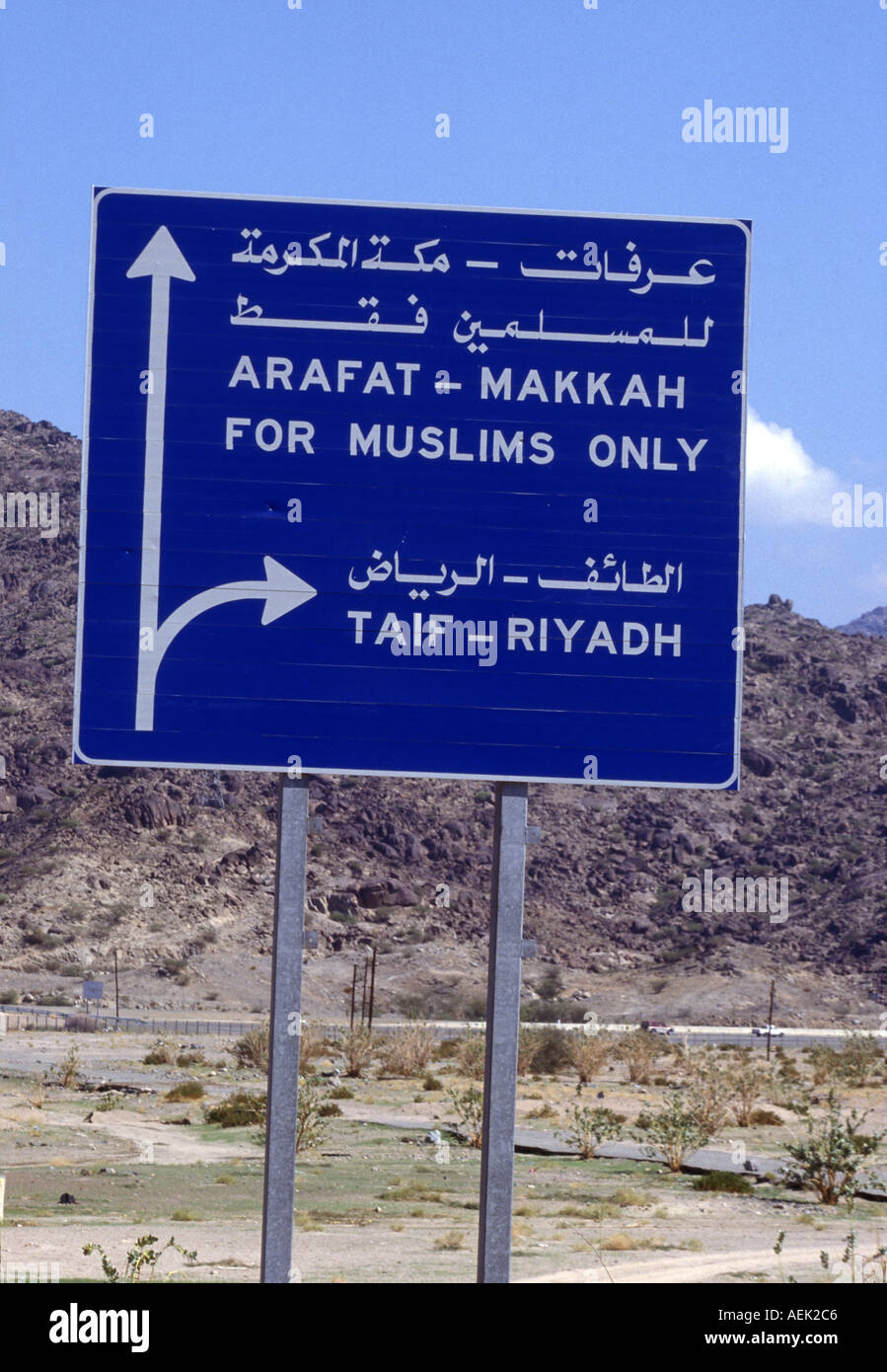 non-muslim-road-junction-to-the-holy-sites-mecca-and-medina-in-saudi-AEK2C6.jpg