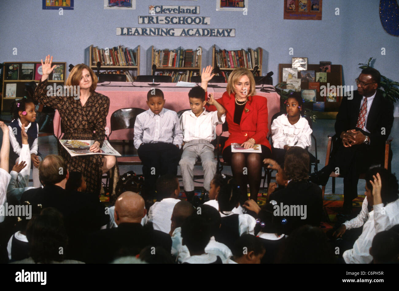 hillary-clinton-first-lady-reads-children-kids-reading-school-cleveland-C6PH5R.jpg