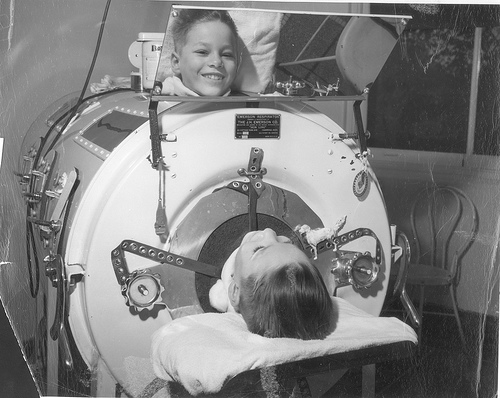 boy-in-iron-lung-for-polio-treatment.jpg