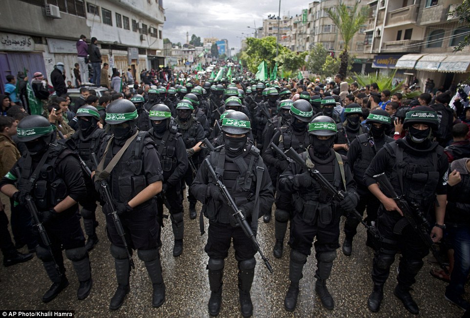 240B614000000578-2873608-Hamas_paraded_more_than_2_000_of_its_armed_fighters_drones_and_r-a-233_1418577713344.jpg