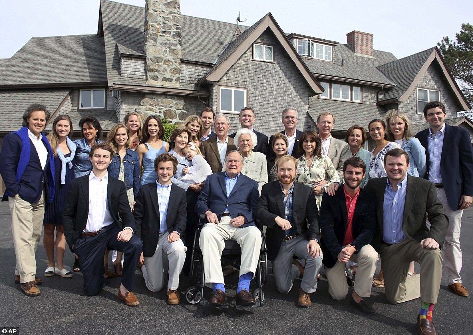 2973595100000578-3114963-The_Bush_family_poses_for_a_photo_at_the_family_estate_in_Kenneb-a-66_1433783570306.jpg