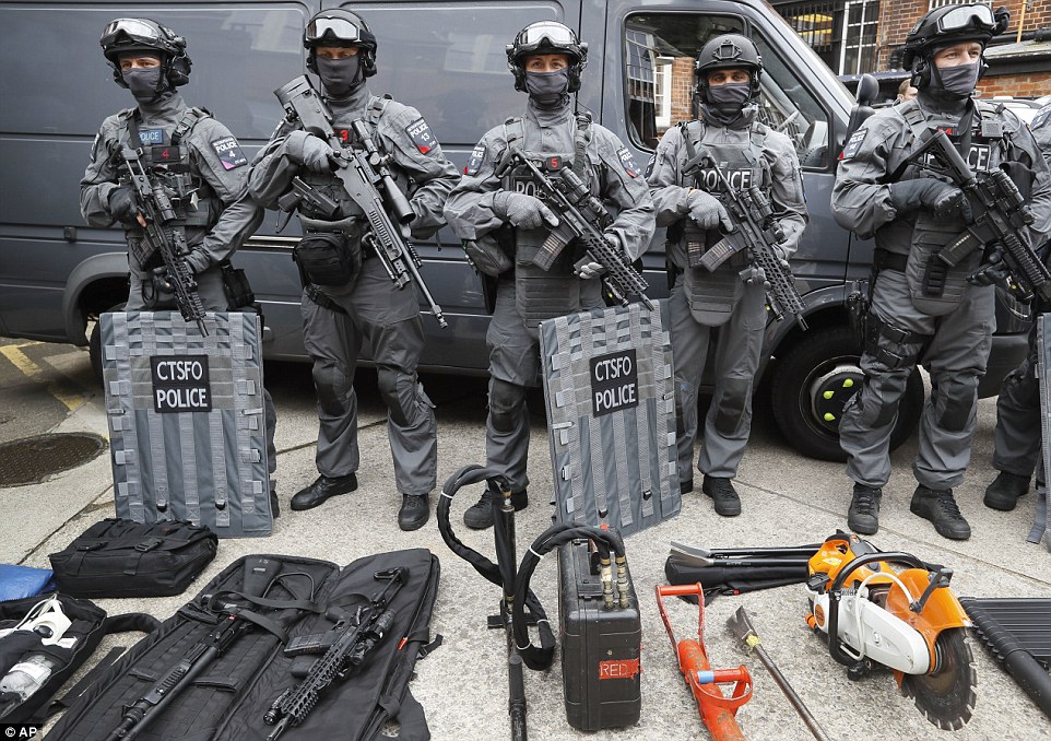 36D54CF000000578-3721270-The_heavily_armed_officers_carry_semi_automatic_rifles_hand_guns-a-98_1470228207269.jpg