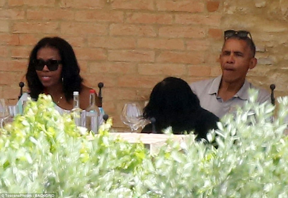 40ADBBEB00000578-4534460-Living_it_up_Barack_Obama_and_his_wife_Michelle_enjoyed_lunch_on-m-79_1495555237277.jpg