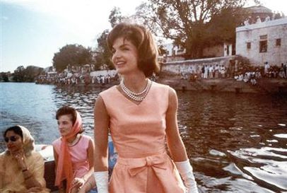 Jacqueline-Kennedy-India-1962.jpg