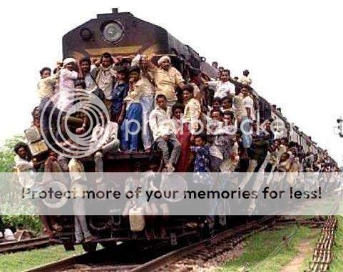 overloaded_train_hanging_india1.jpg