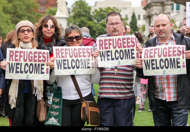 belfast-northern-ireland-uk-30th-aug-2015people-holding-refugees-welcome-f1w6db.jpg