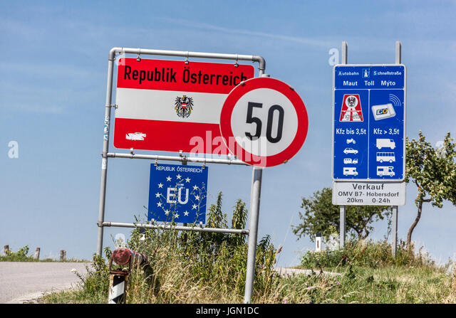 signalisierung-verkehrszeichen-fur-fahrer-im-hoheitsgebiet-osterreichs-ein-die-grenze-mit-der-tschechischen-republik-der-europaischen-union-europa-jgn1dc.jpg