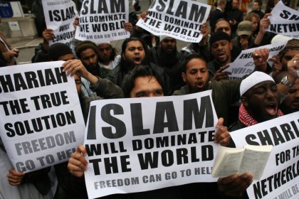 muslims-carrying-banners-declaring-islam-will-dominate-the-world-protest-at-the-visit-of-mr-wilders-to-the-uk1.jpg