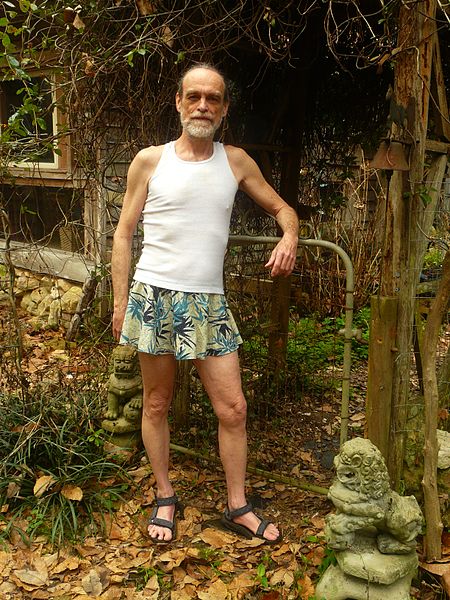 450px-Man_In_Mens_Skirt._Sandals_And_Tank_Top.jpg