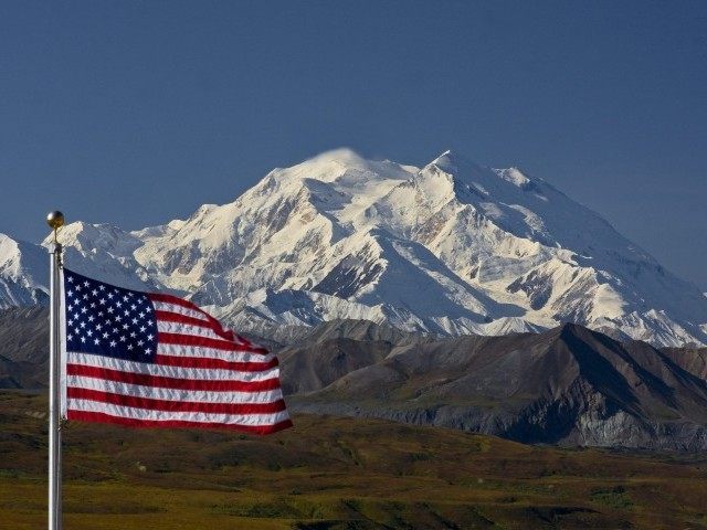 Mount_McKinley_with_US_Flag_at_Eielson_Visitor_Center_5300913475-e1441112056879-640x480.jpg