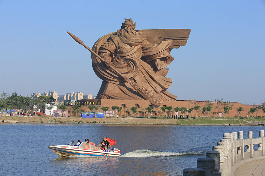 giant-war-god-statue-general-guan-yu-sculpture-china-9.jpg