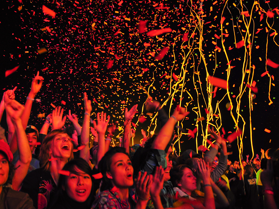 crowd-cheering-confetti.jpg