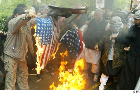 american.flags.burning.london.may05.jpg