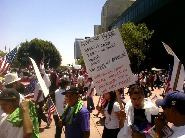 illegal-alien-protest-sign-threatens-to-kill-police1.jpg