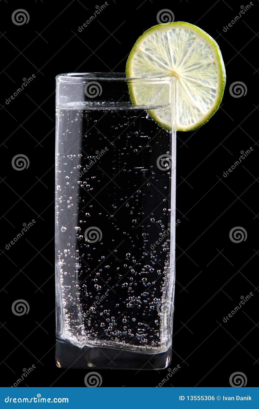 glass-sparkling-water-lime-13555306.jpg