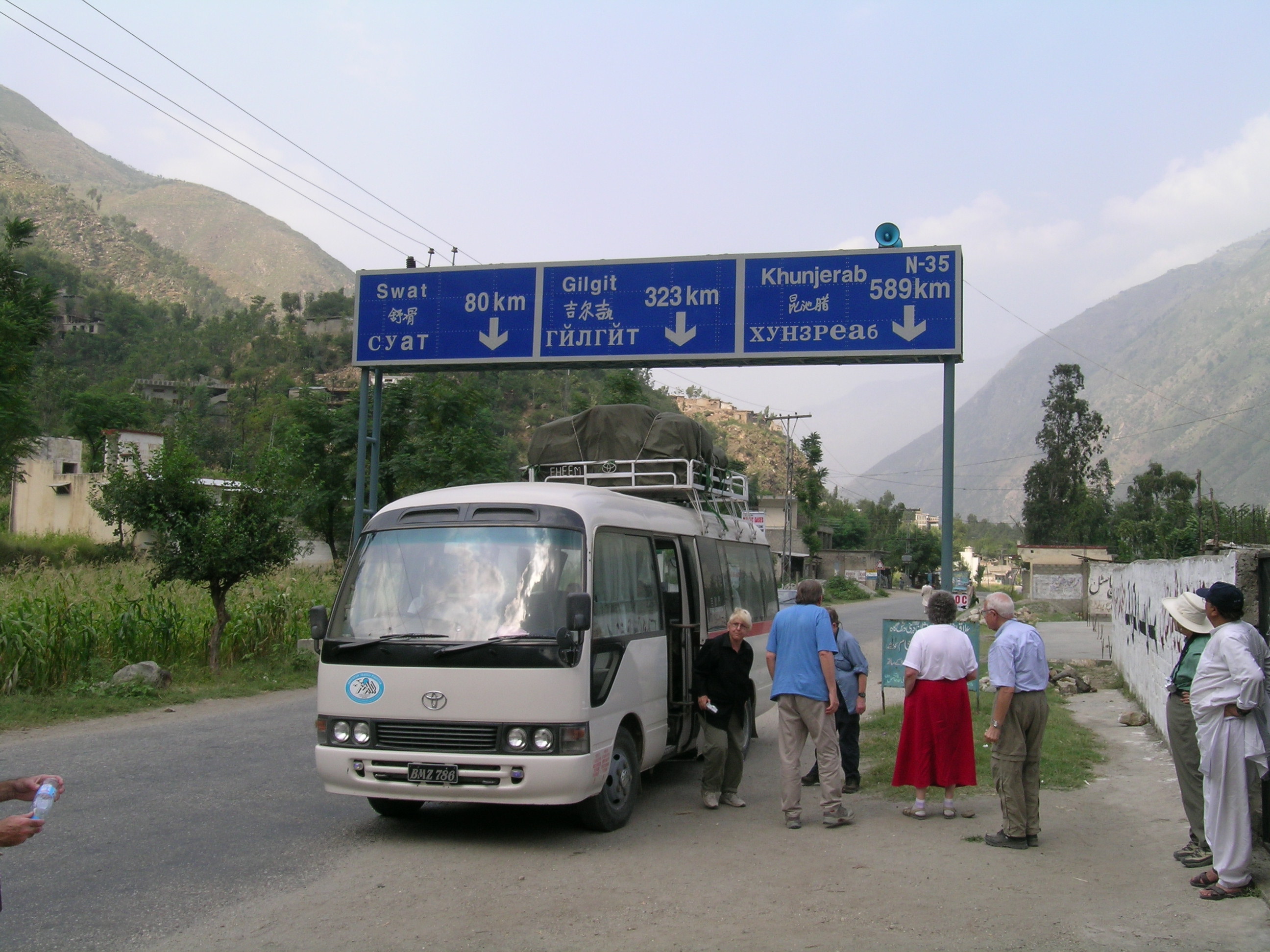 Sign_for_foreigners_Karakoram_Highway_Sep_2004.jpg