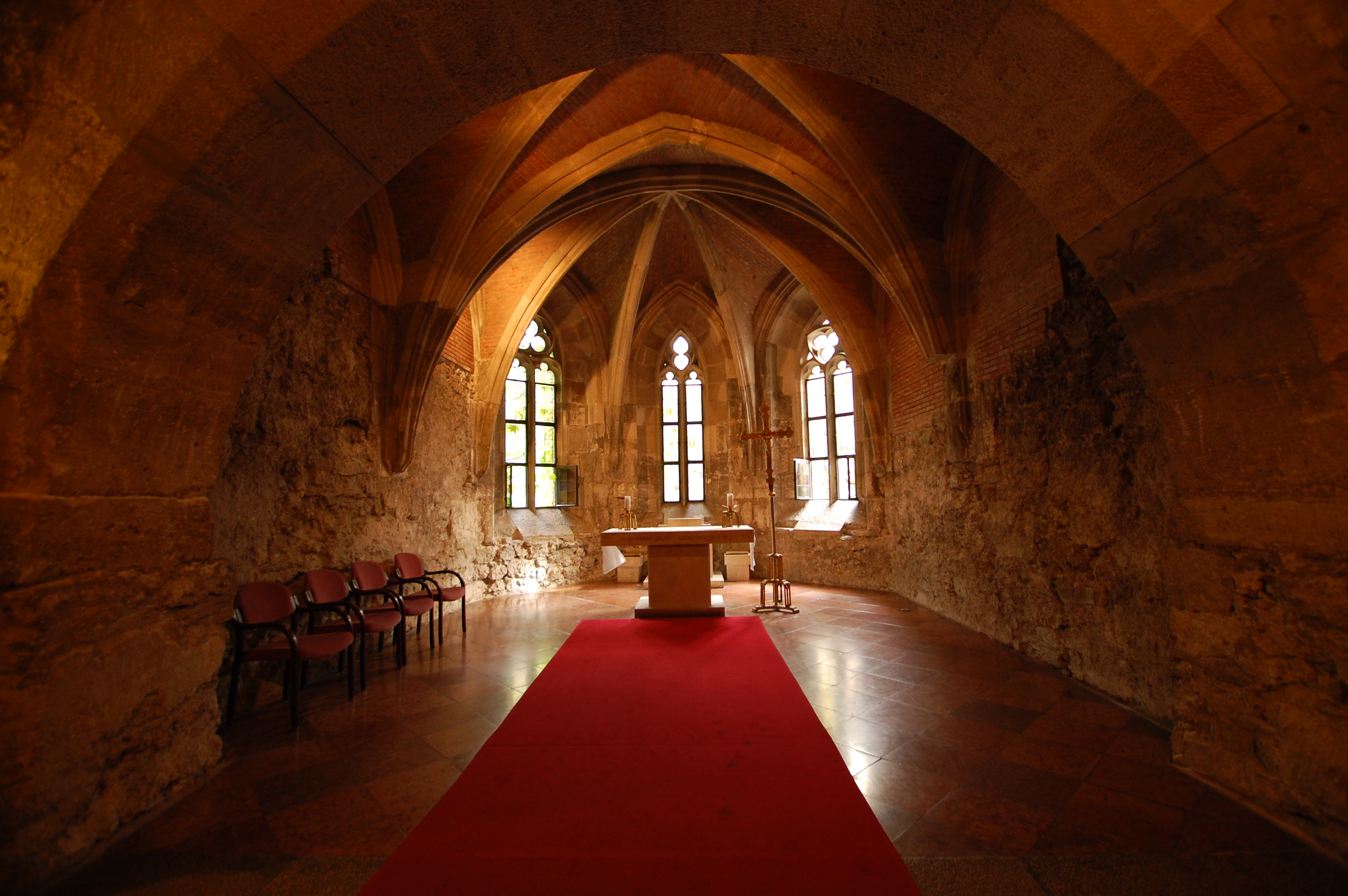 Buda_castle_interior_church.JPG