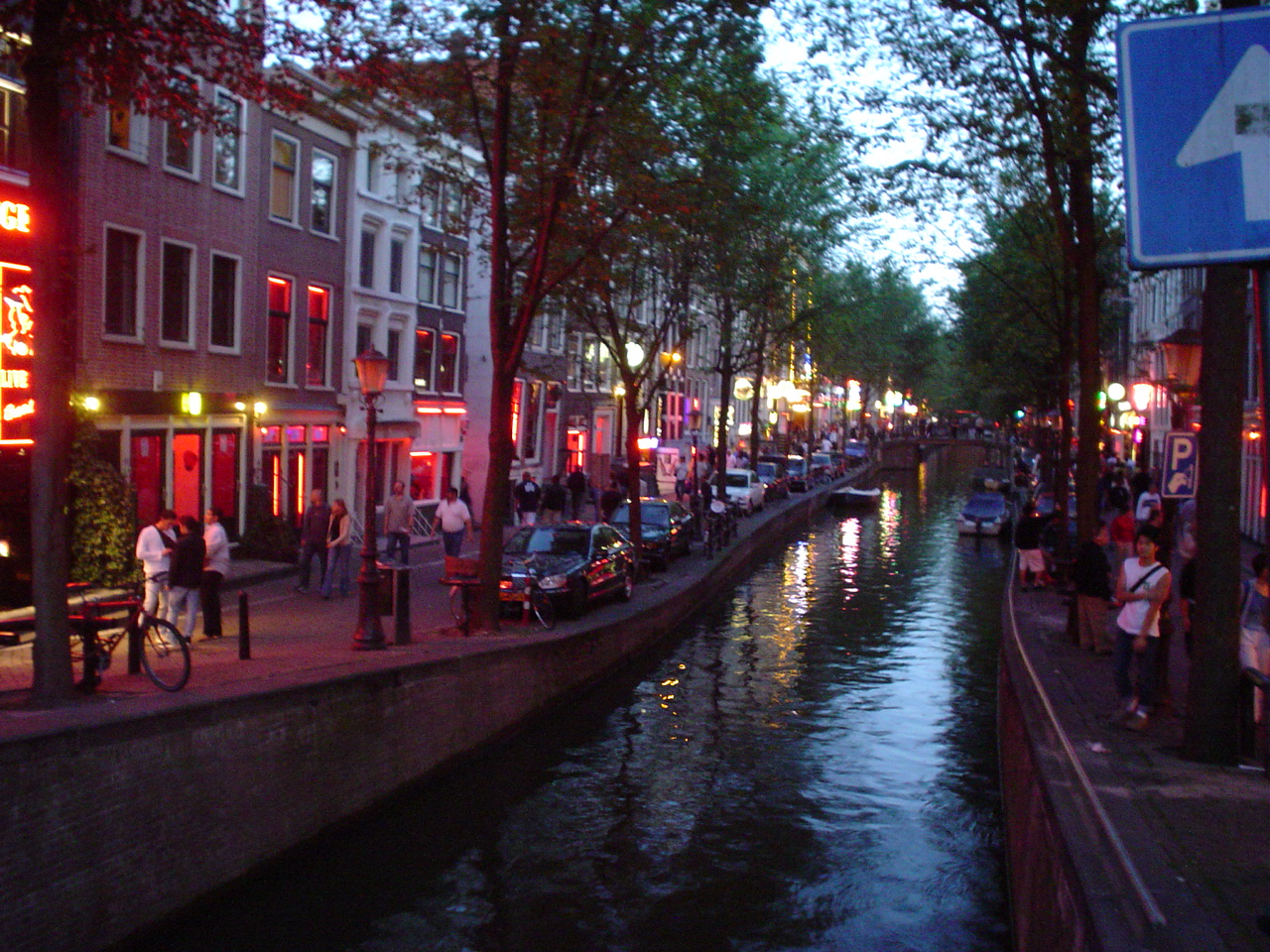 Amsterdam_red_light_district_24-7-2003.JPG