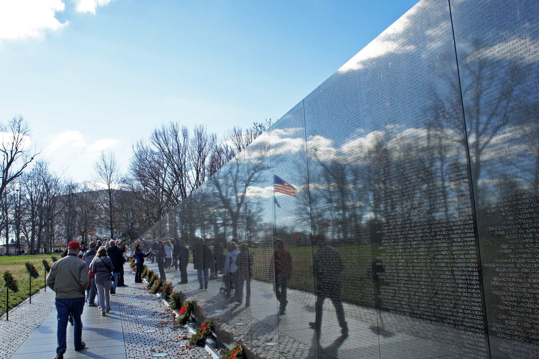 US_flag_reflexion_on_Vietnam_Veterans_Memorial_12_2011_000124.JPG