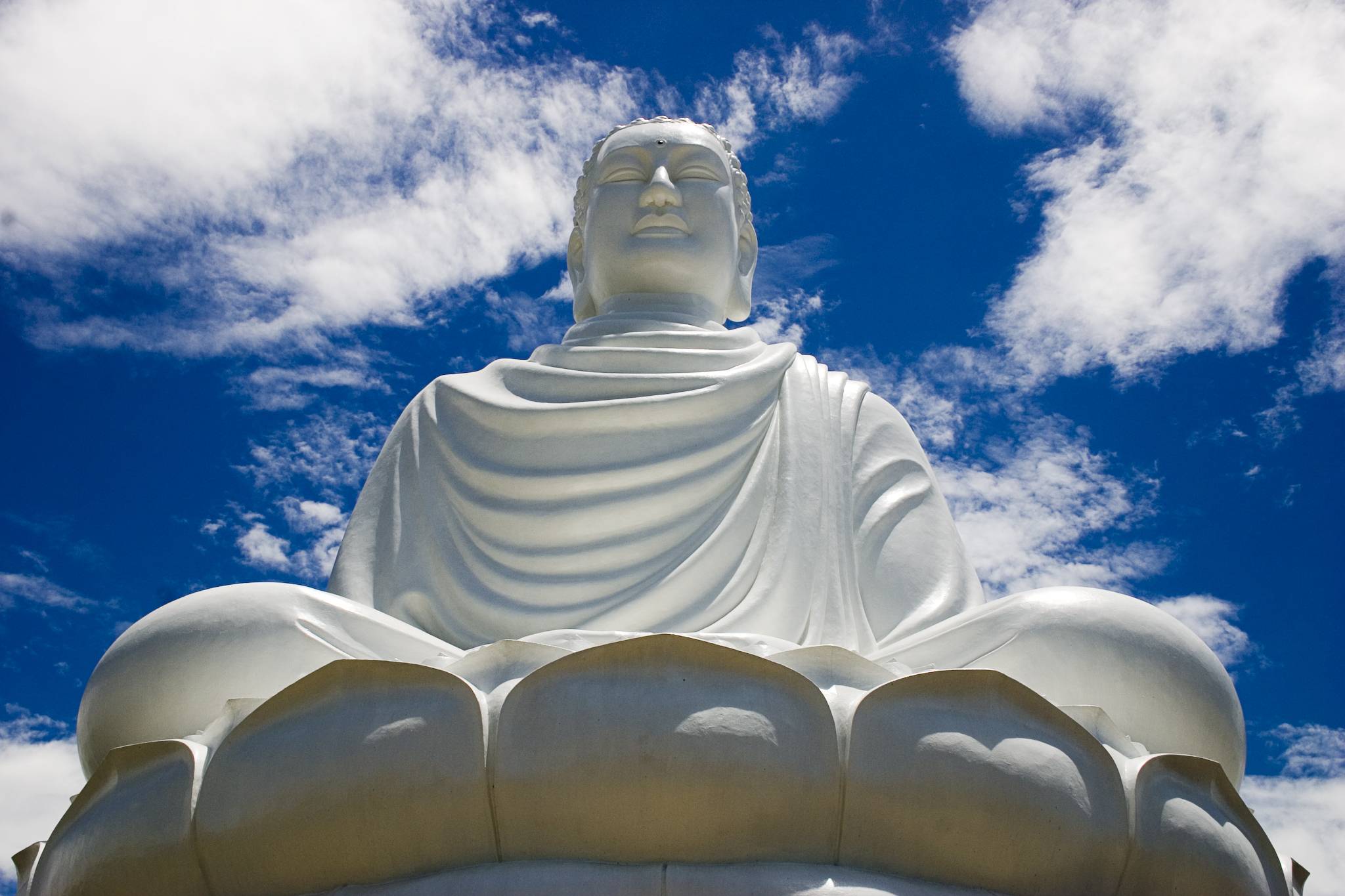 Buddha_statue,_Nha_Trang.jpg
