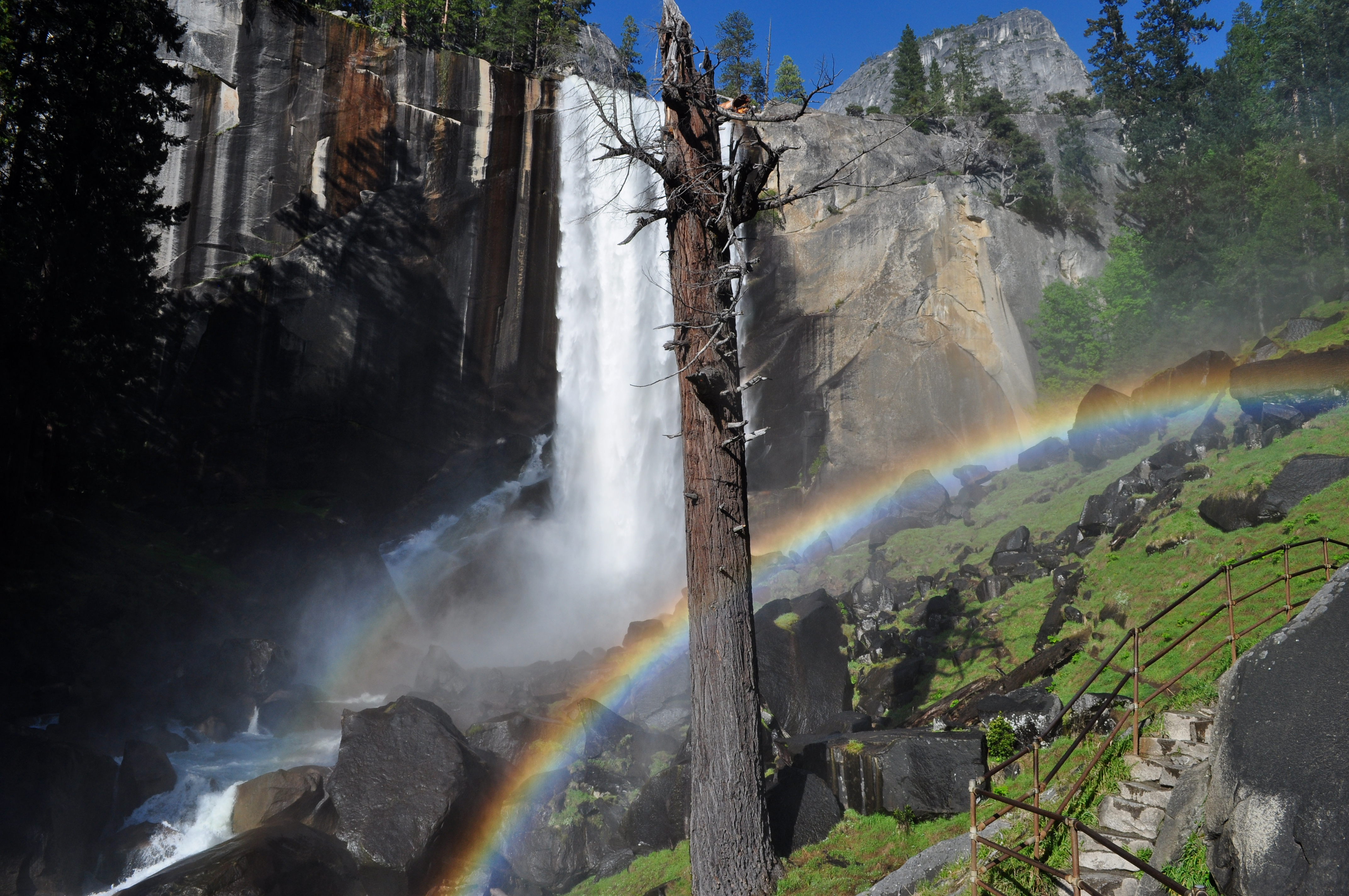 Vernal_Falls._Yosemite_National_Park,_California.jpg
