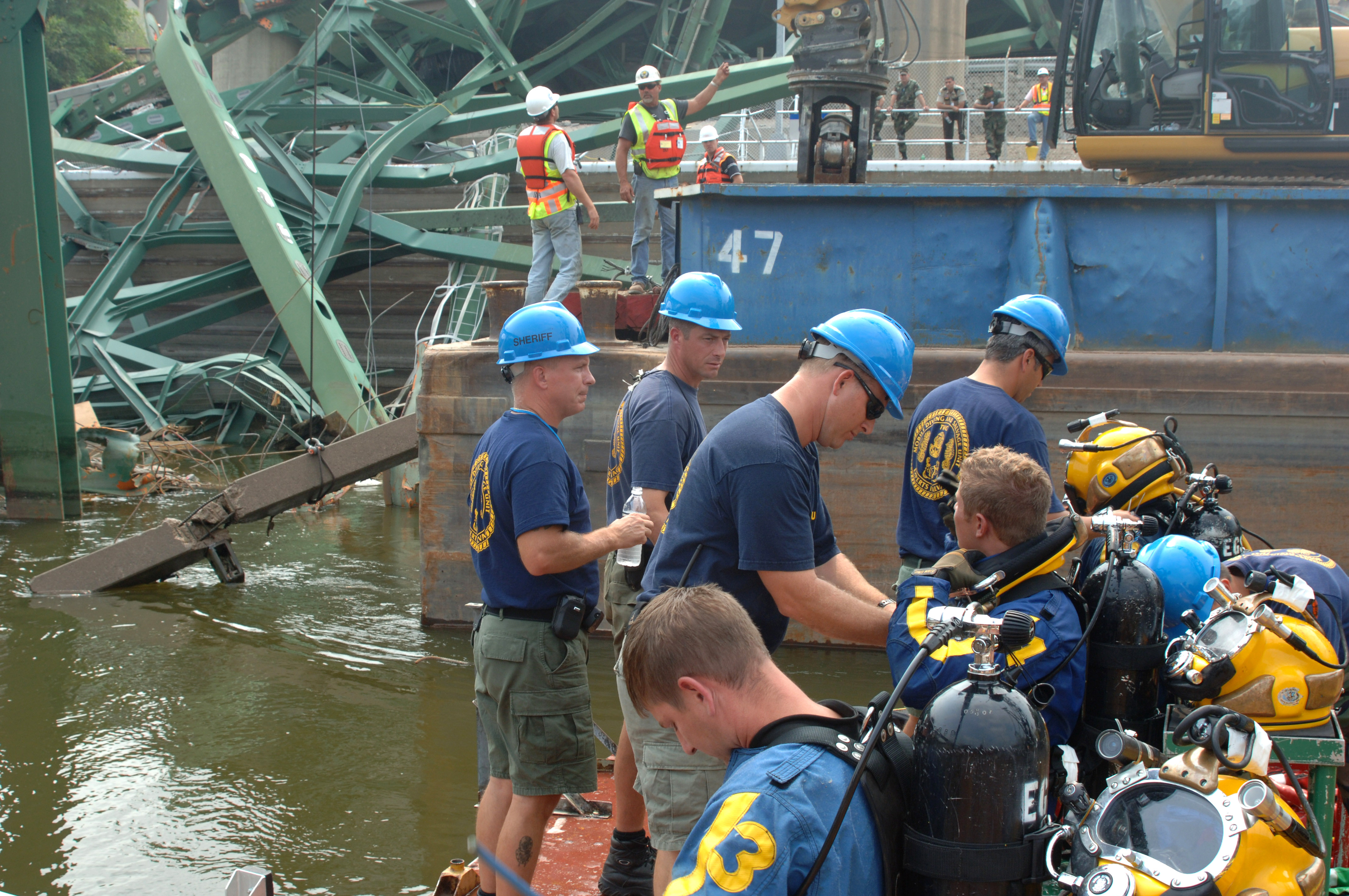 US_Navy_070815-N-7405P-005_Navy_divers_from_Mobile_Diving_and_Salvage_Unit_(MDSU)_2_prepare_to_conduct_a_dive_into_the_Mississippi_River_to_tie_up_concrete_that_fell_in_during_the_I-35_Bridge_collapse.jpg