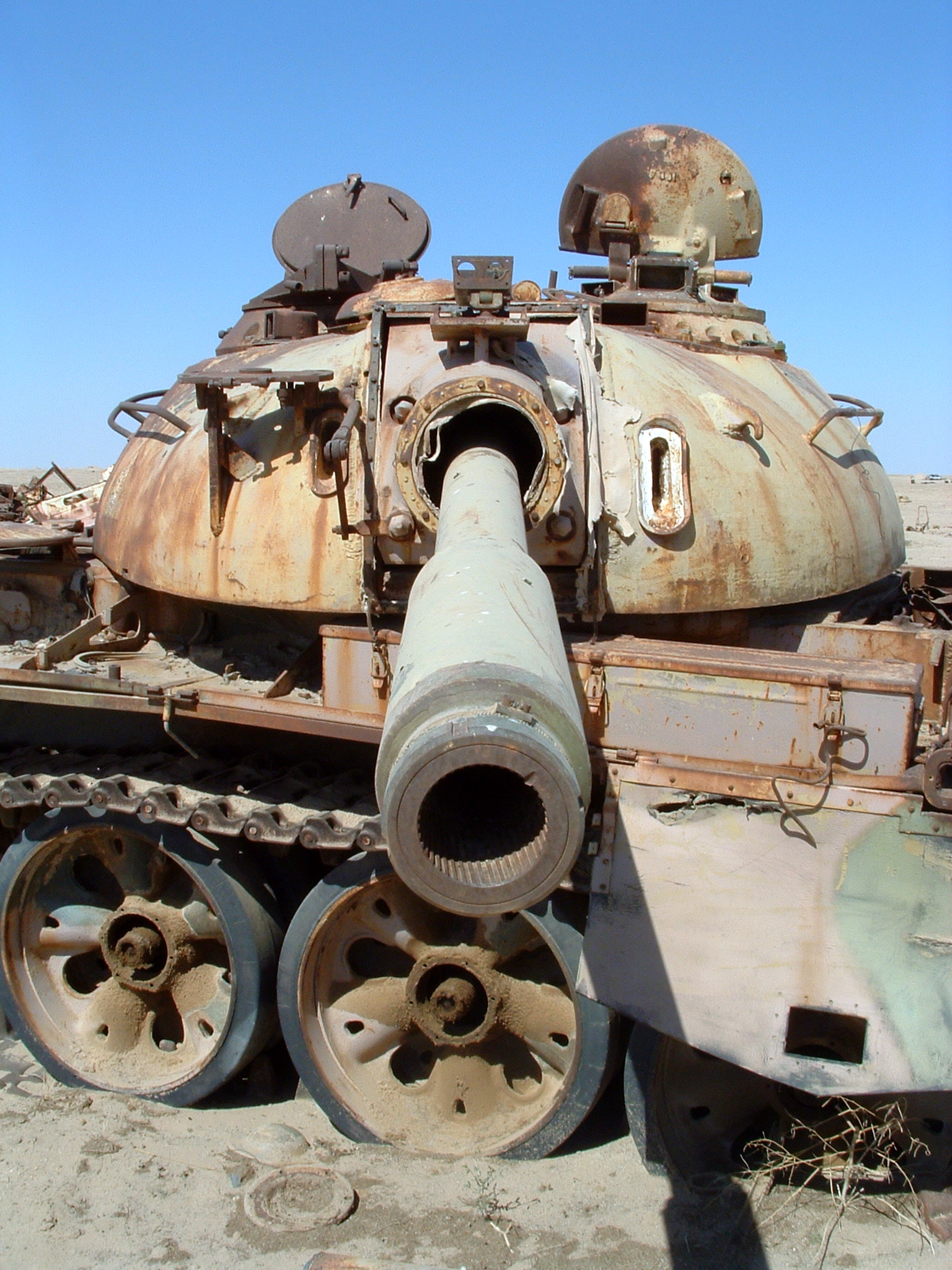 Rusting_tank_at_the_Highway_of_Death_in_Iraq.jpg