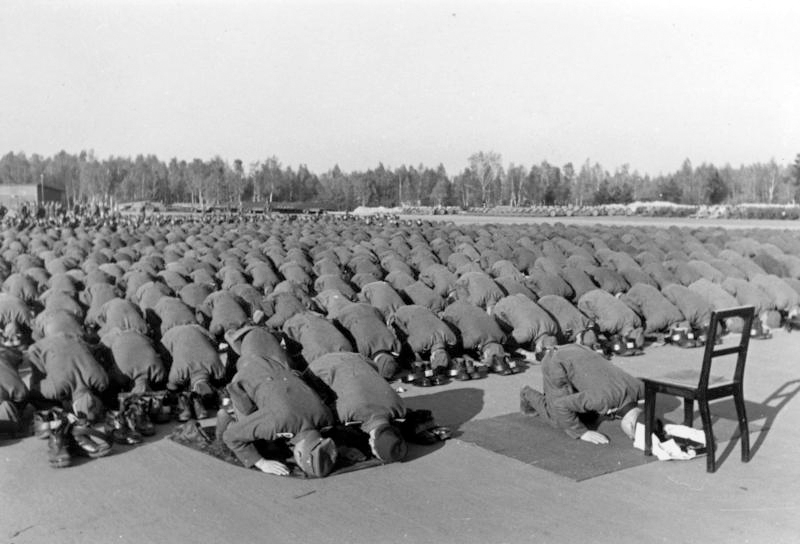 Bundesarchiv_Bild_146-1977-137-20%2C_Bosnische_SS-Freiwillige_beim_Gebet.jpg