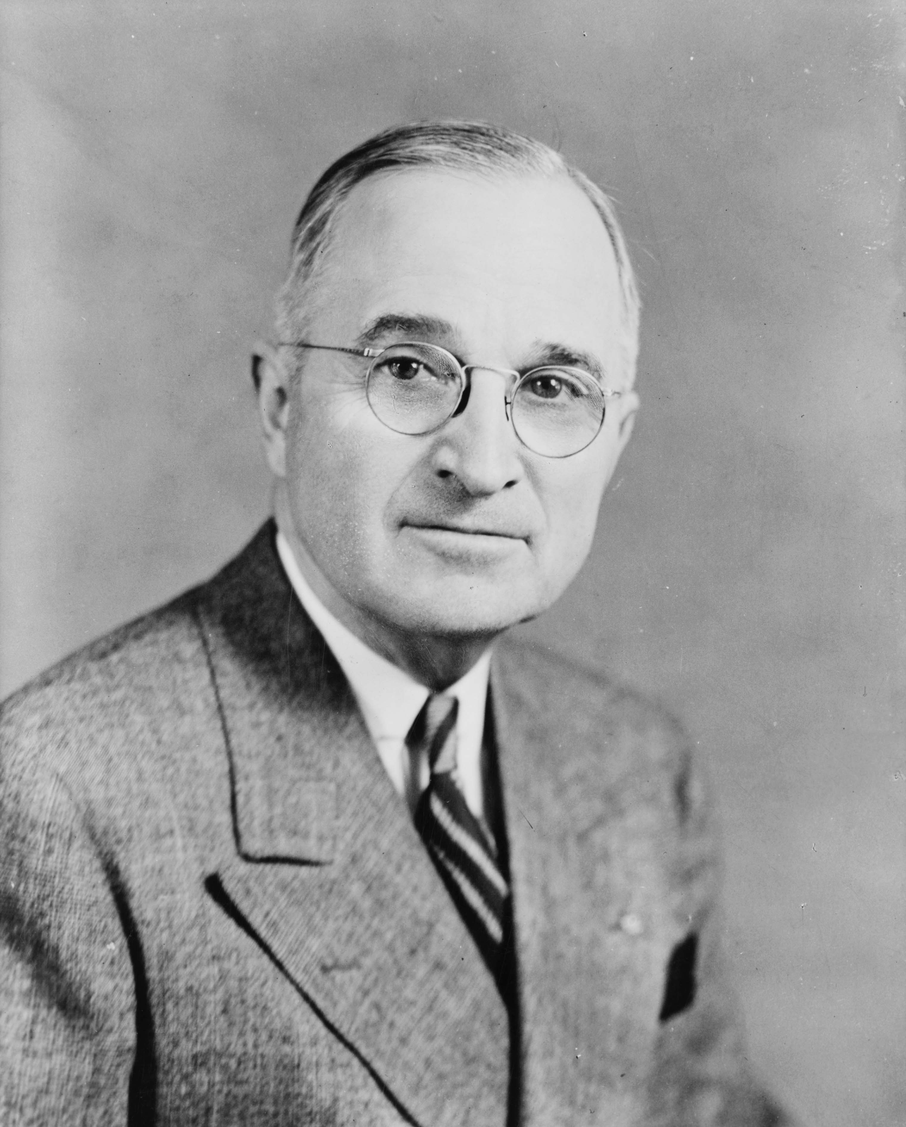 Harry_S_Truman%2C_bw_half-length_photo_portrait%2C_facing_front%2C_1945.jpg