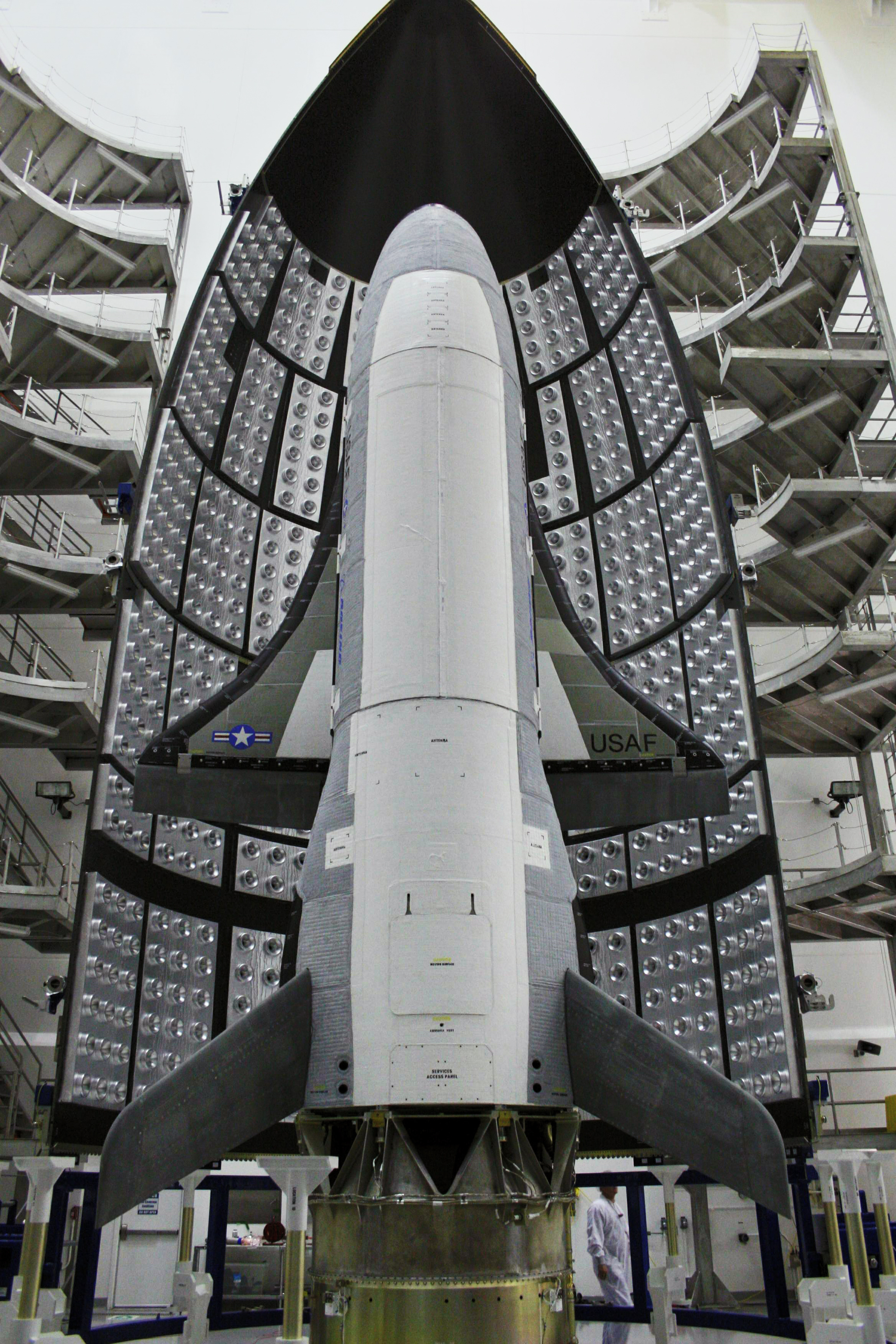 Boeing_X-37B_inside_payload_fairing_before_launch.jpg