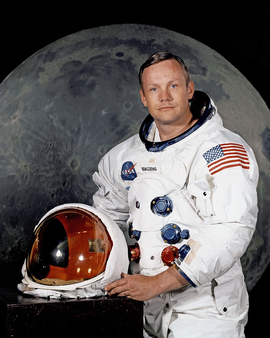 866px-Neil_Armstrong_pose.jpg