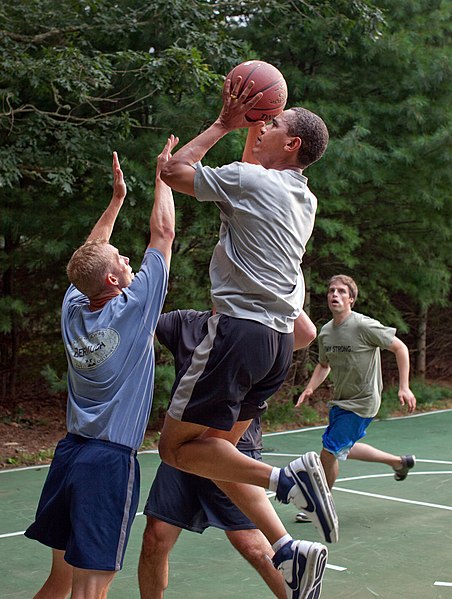 452px-Barack_Obama_basketball_at_Martha%27s_Vineyard.jpg